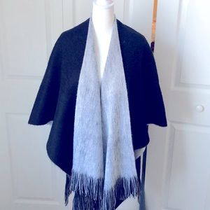 🐝5/$25🐝 Reversible black and light gray ponchó